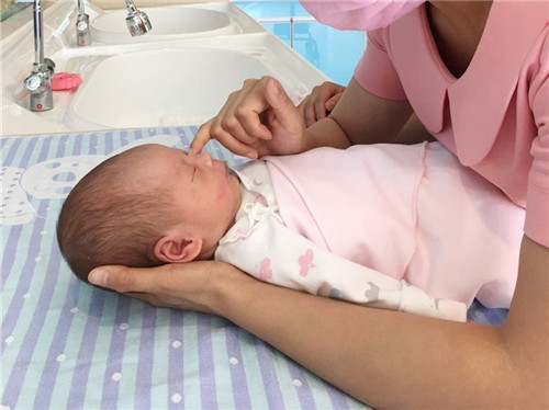 新生儿肠绞痛的识别和缓解方法