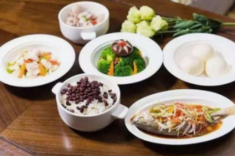 坐月子能不能吃蔬果喝牛奶